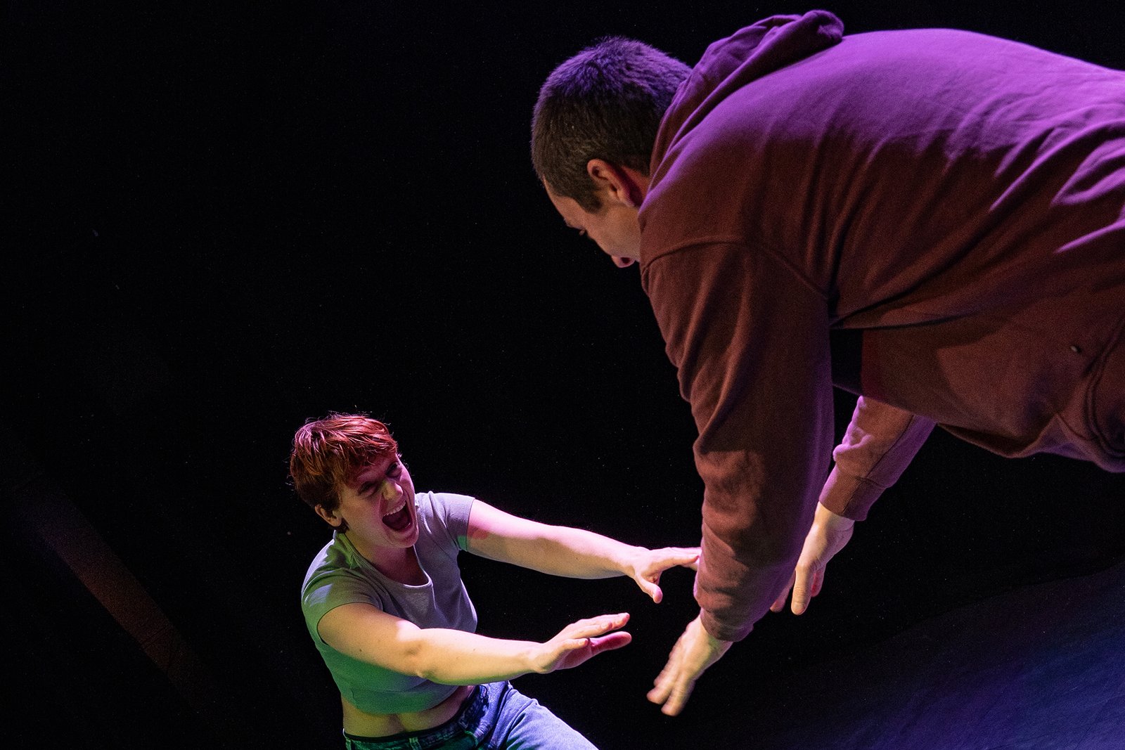 Deux comédiens interagissent sur scène dans une scène intense du spectacle Mal à Dire.